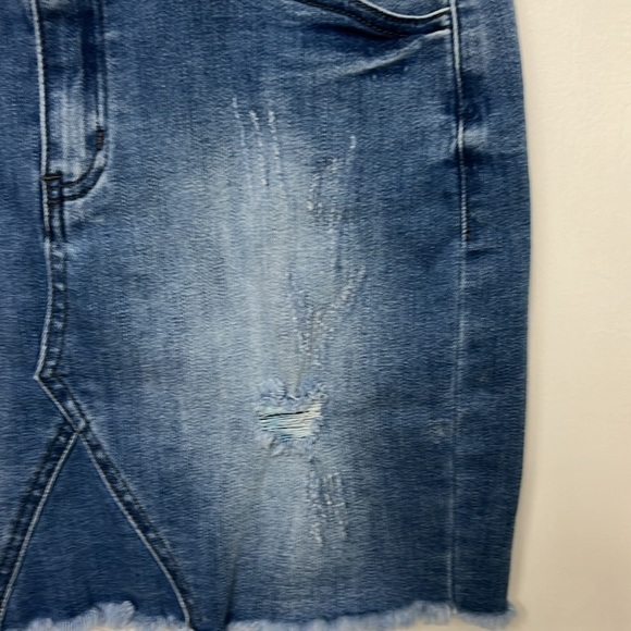 KanCan Distressed Jean Miniskirt Sz 5/26 frayed bottom - Picture 4 of 12